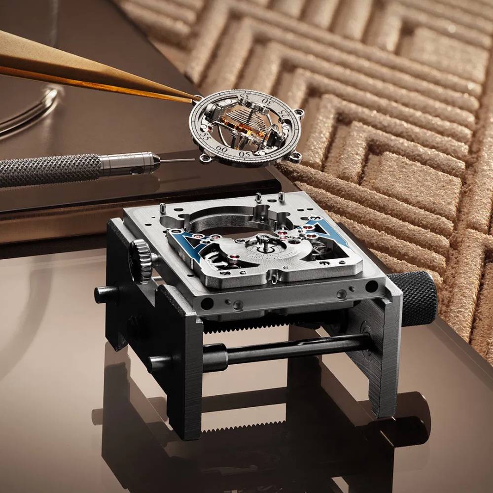 2025 Model Jaeger-LeCoultre Reverso Hybris Artistica Calibre 179, 51mm - Ref: Q39434E1 Blue Dial in 18k White Gold Case, Blue Leather