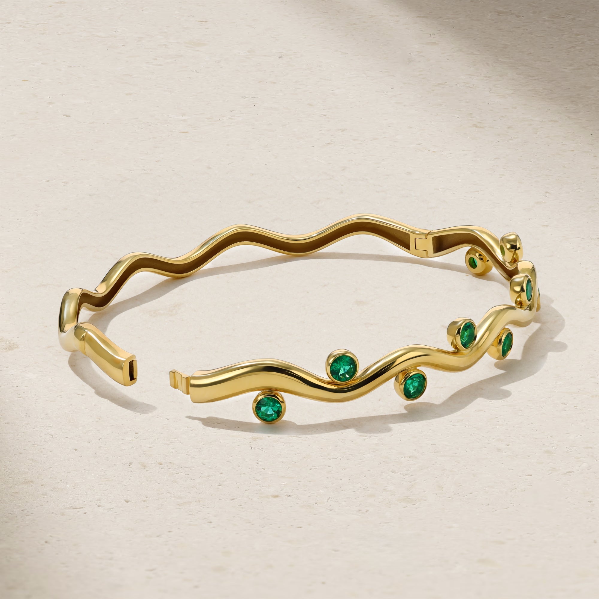 Riva Wavy Emerald Bangle