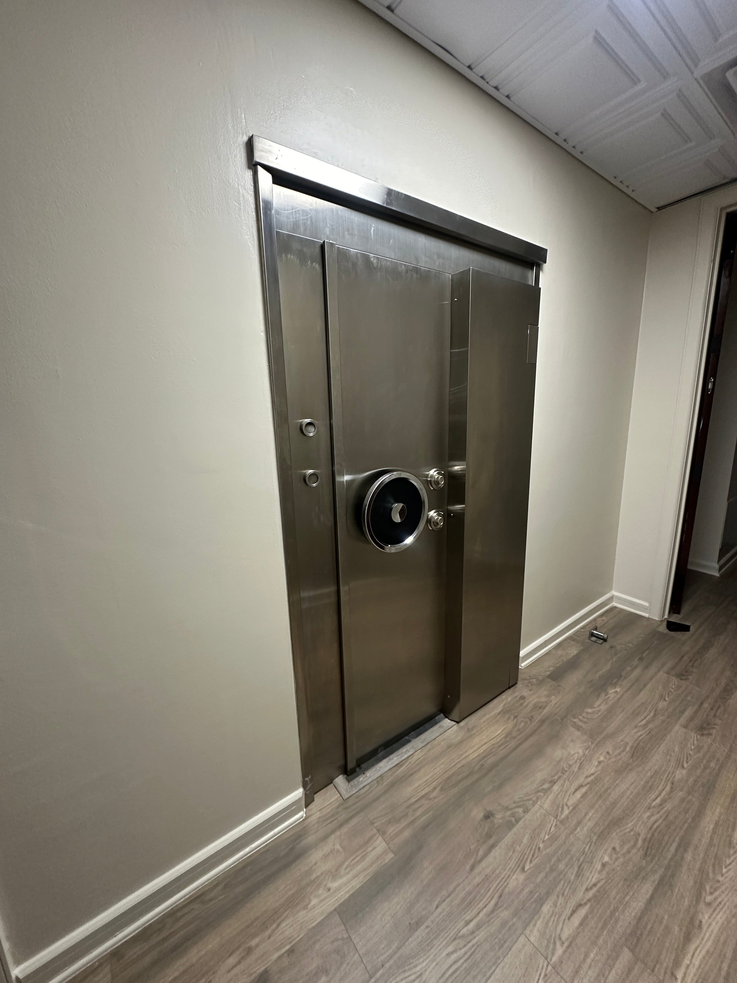 Safe deposit box - 10″ x 8.5″ x 21″