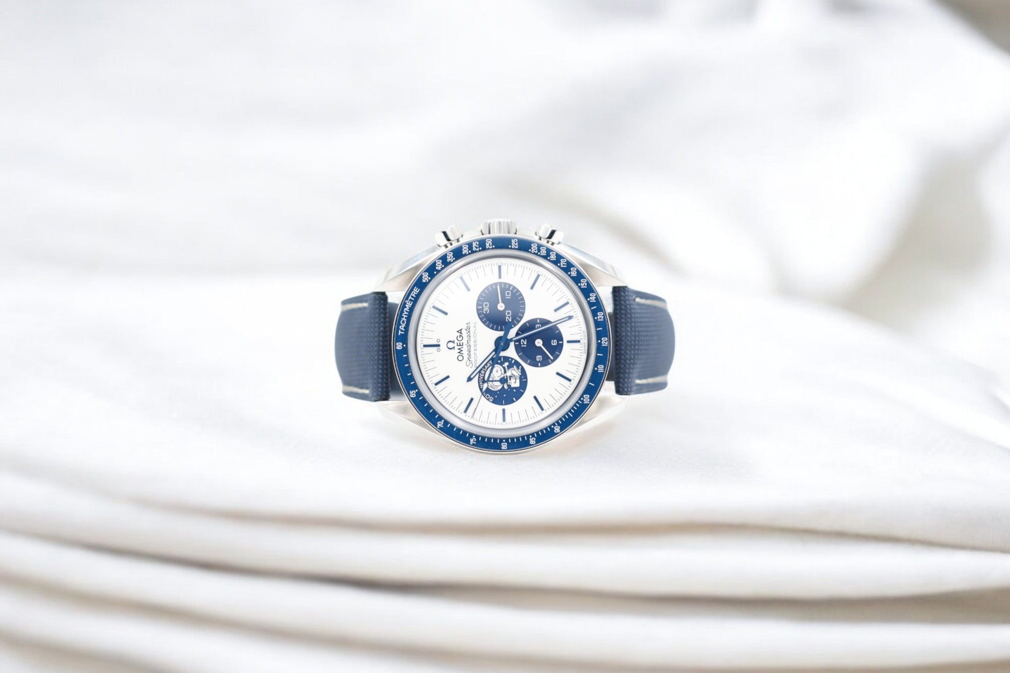 Omega - Speedmaster Silver Snoopy Award 50th Anniversary -310.32.42.50.02.001 - 2021