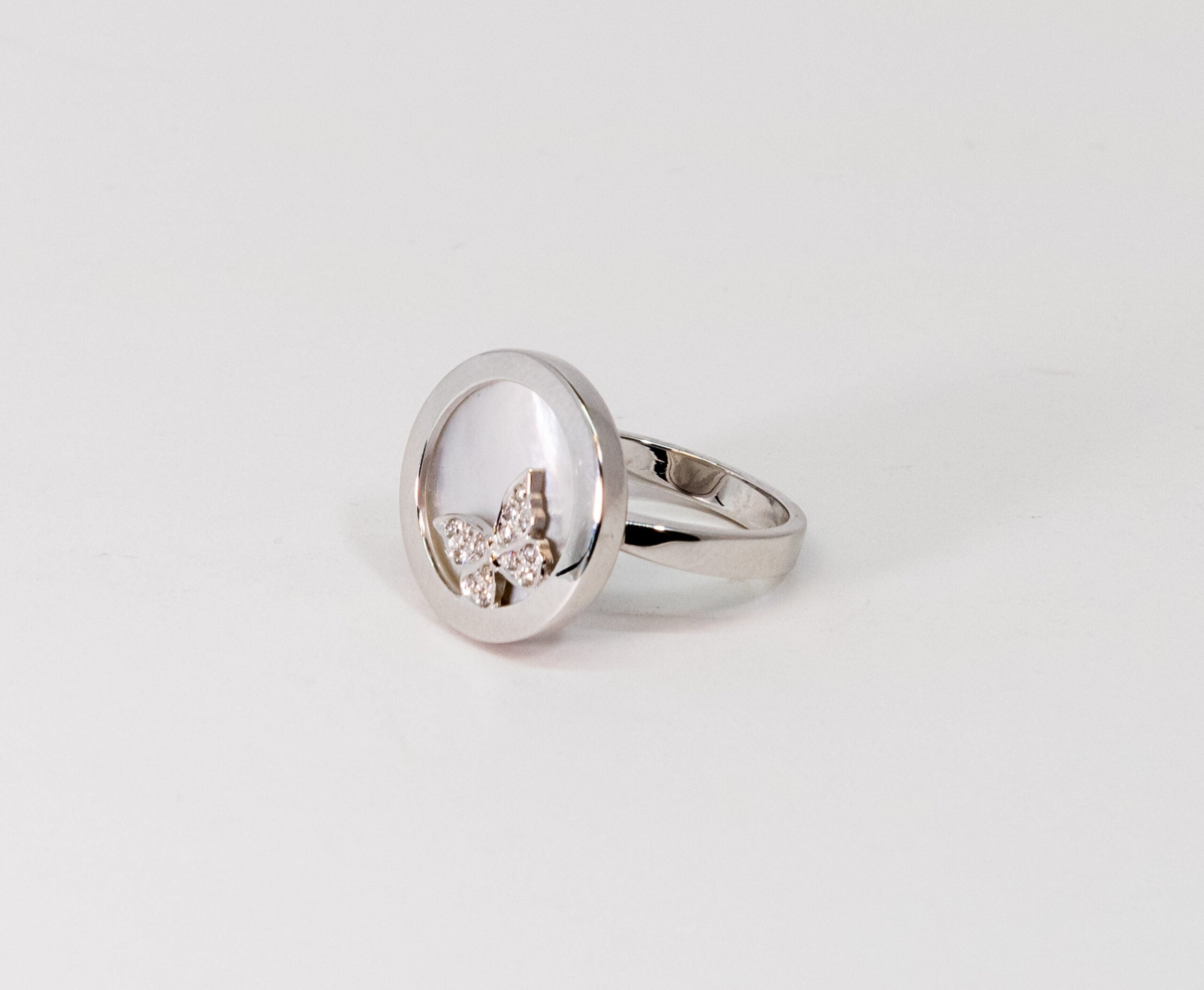 Carrera Y Carrera Baile de Mariposas 18K White Gold Mother of Pearl Ring