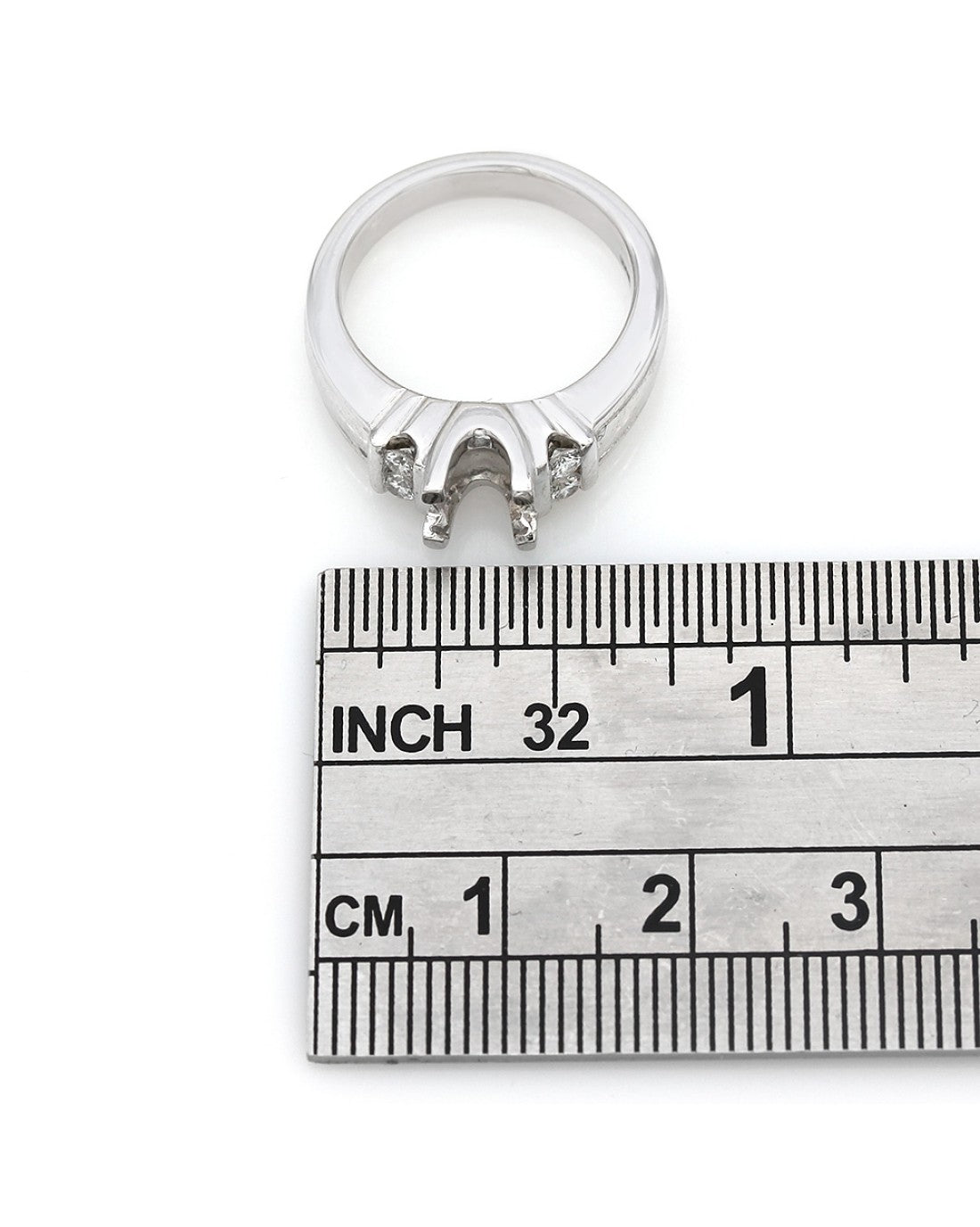 Round Diamond Vertical Channel Mounting in Platinum