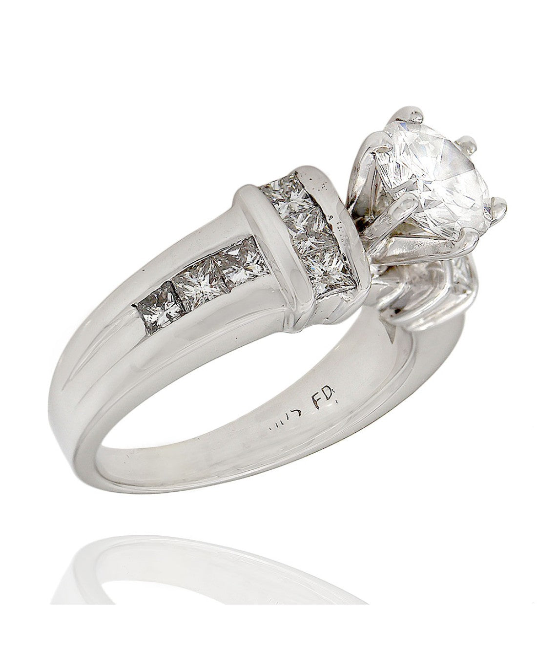 Round Diamond Solitaire Engaement Ring with Princess Diamond Side Stones