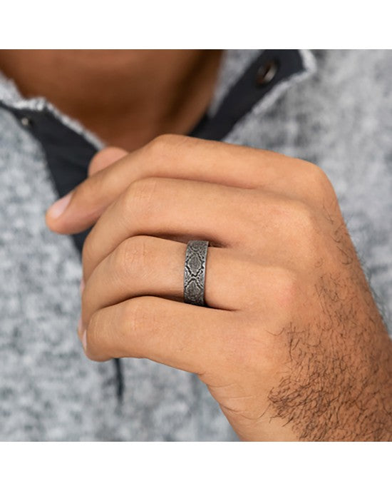 Gentlemen's Snakeskin Pattern Comfort Fit Band in Grey Tantalum