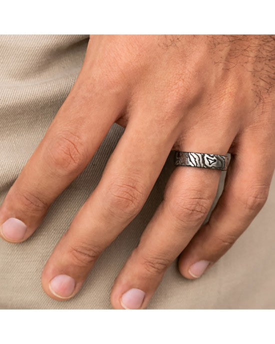 Gentlemen's Topography Pattern Comfort Fit Band in Titanium