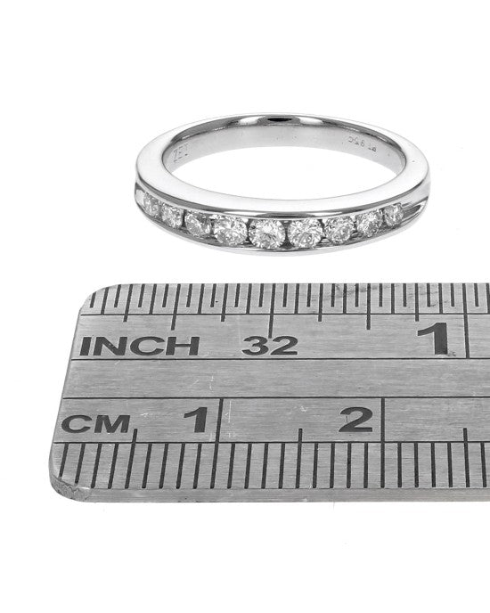 Round Brilliant Cut Diamond Tapered Band in Platinum
