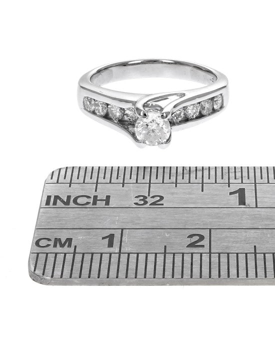Round Brilliant Cut Diamond Engagement Ring in Platinum