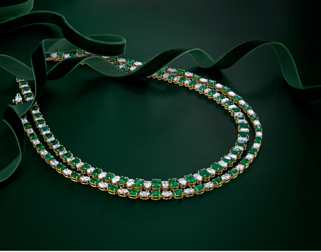 Alternating Oval-cut Diamonds and Green Emeralds Necklace