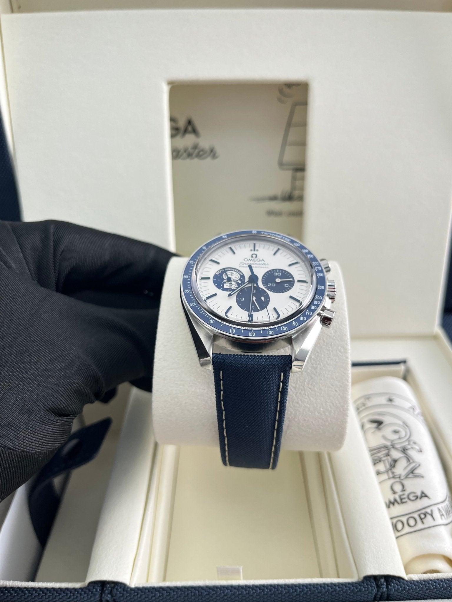 Omega Speedmaster 'Silver Snoopy Award' 310.32.42.50.02.001