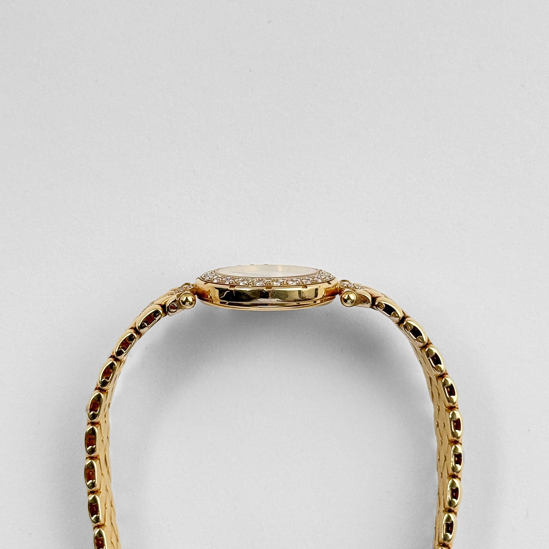 Van Cleef & Arpels Classique 13607B2 Yellow Gold White Dial Diamonds Quartz