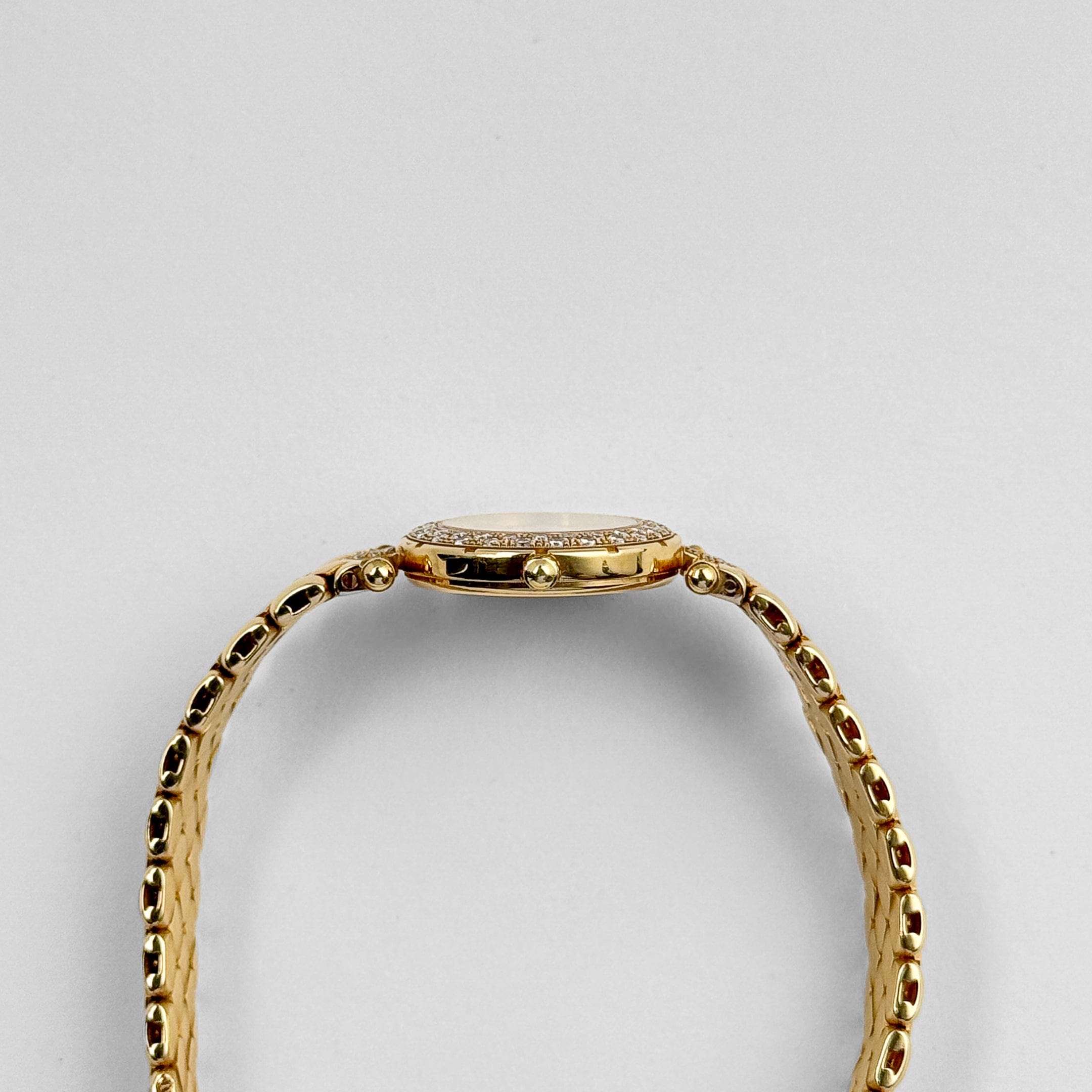 Van Cleef & Arpels Classique 13607B2 Yellow Gold White Dial Diamonds Quartz