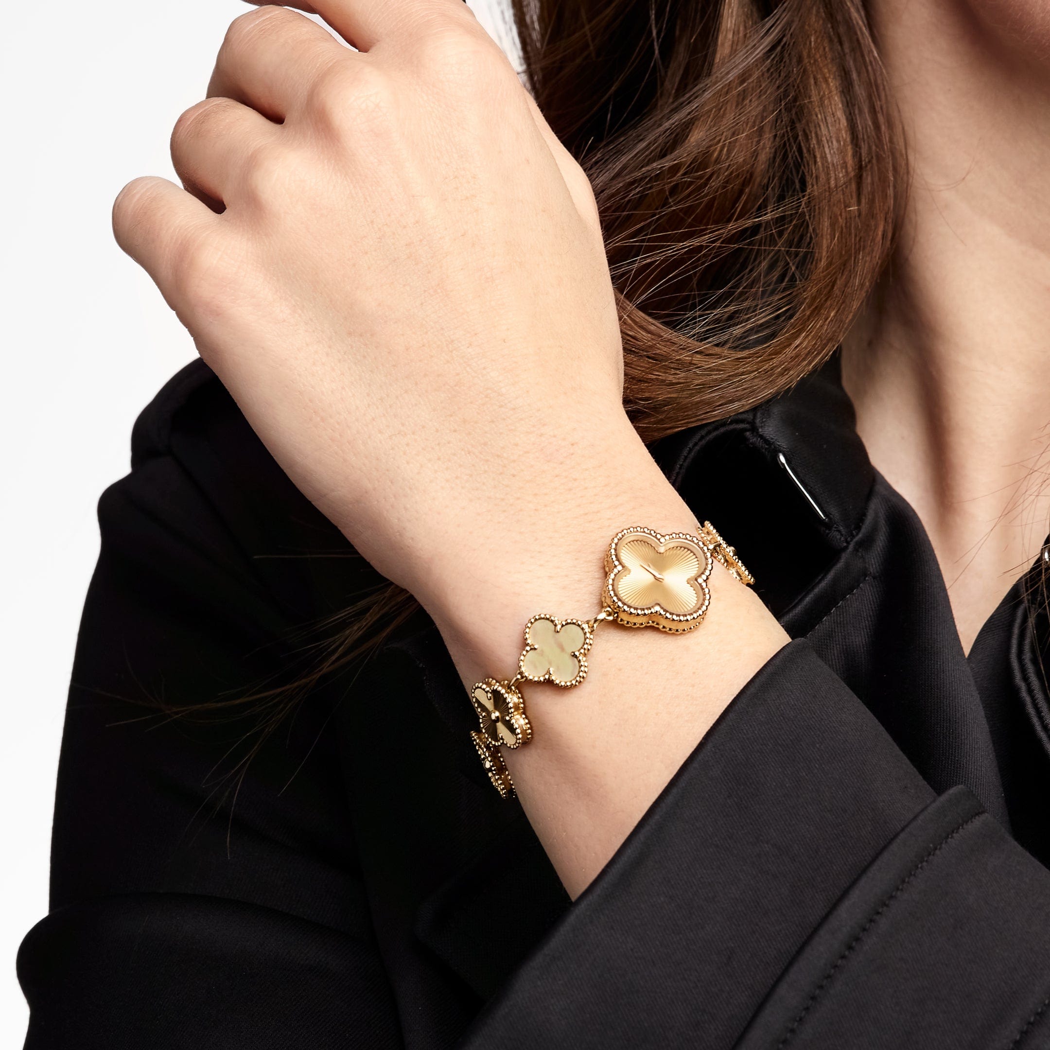 Van Cleef & Arpels Sweet Alhambra VCARO8WW00 Gold Dial Watch with Diamonds (2023)