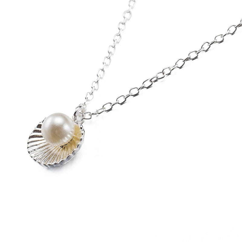 Seashell Pearl Necklace in 18K White Gold Plated